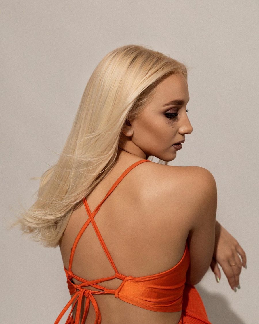 Blond platinat luminos pe păr lung și drept, cu vârfuri mișcate — lucrare realizată în salonul Inga Florea