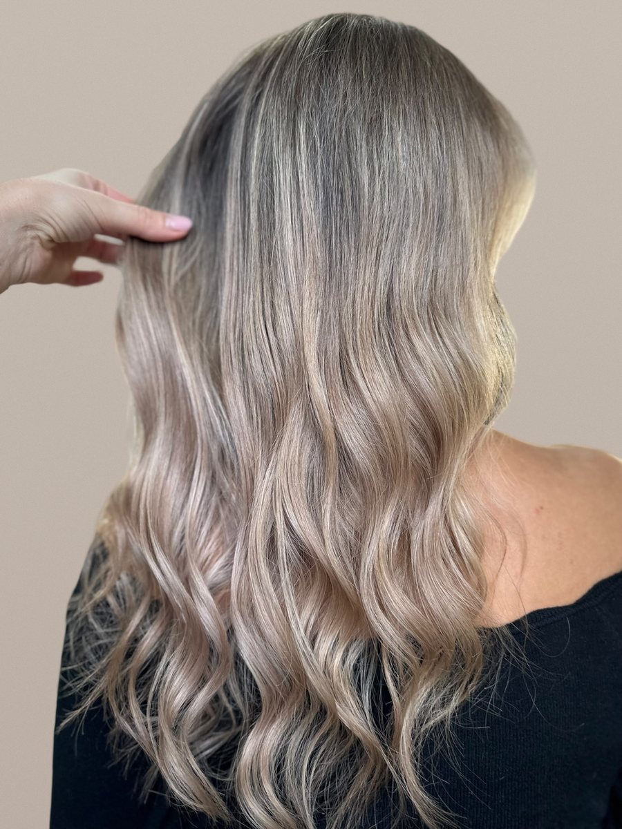 Balayage bej perlat cu rădăcină umbrată și valuri largi pe păr lung — lucrare realizată în salonul Inga Florea