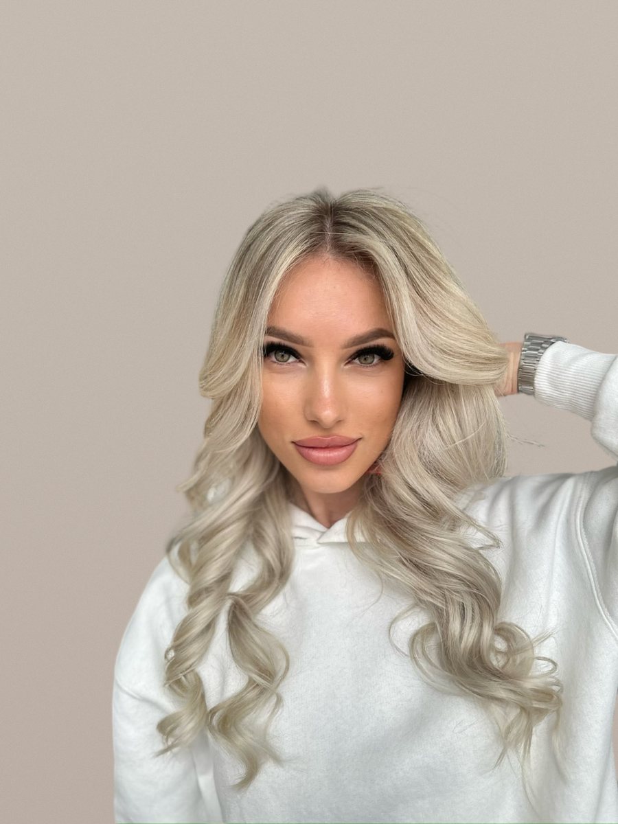 Blond rece cu rădăcină umbrată și bucle mari, voluminoase — lucrare realizată în salonul Inga Florea