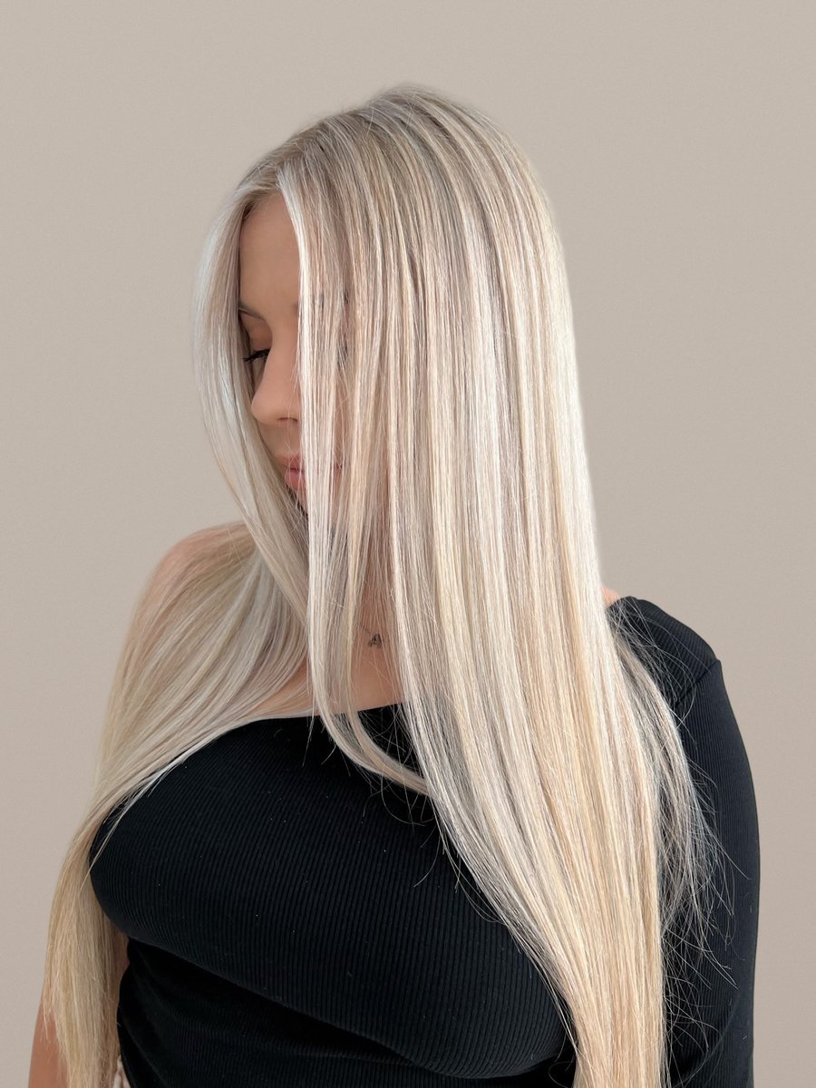 Șuvițe fine perlate pe blond deschis, păr lung îndreptat — lucrare realizată în salonul Inga Florea