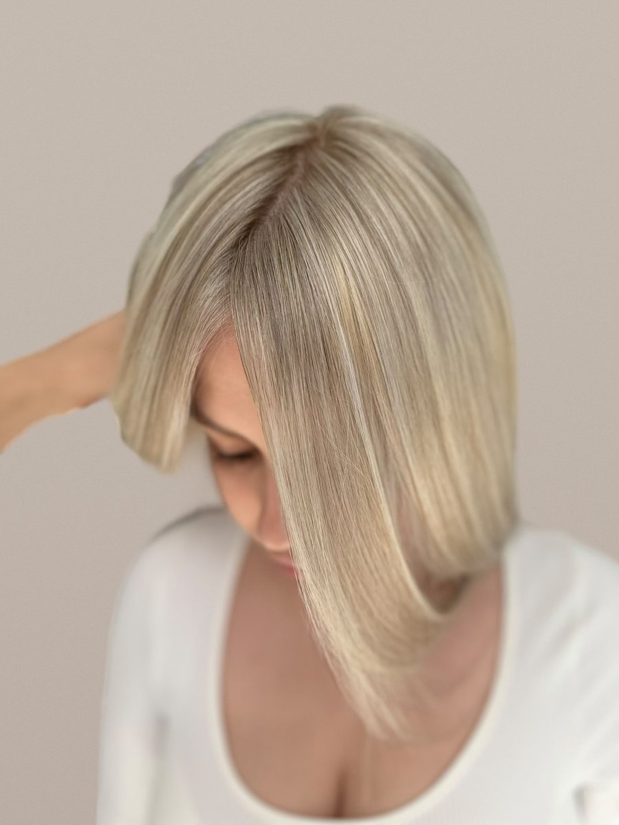 Bob lung, drept, în blond bej cu reflexe aurii — lucrare realizată în salonul Inga Florea